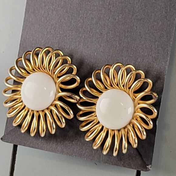 Vintage Emmons Gold Tone White Cabochon Clip-On Earrings Floral Design - Picture 15 of 16